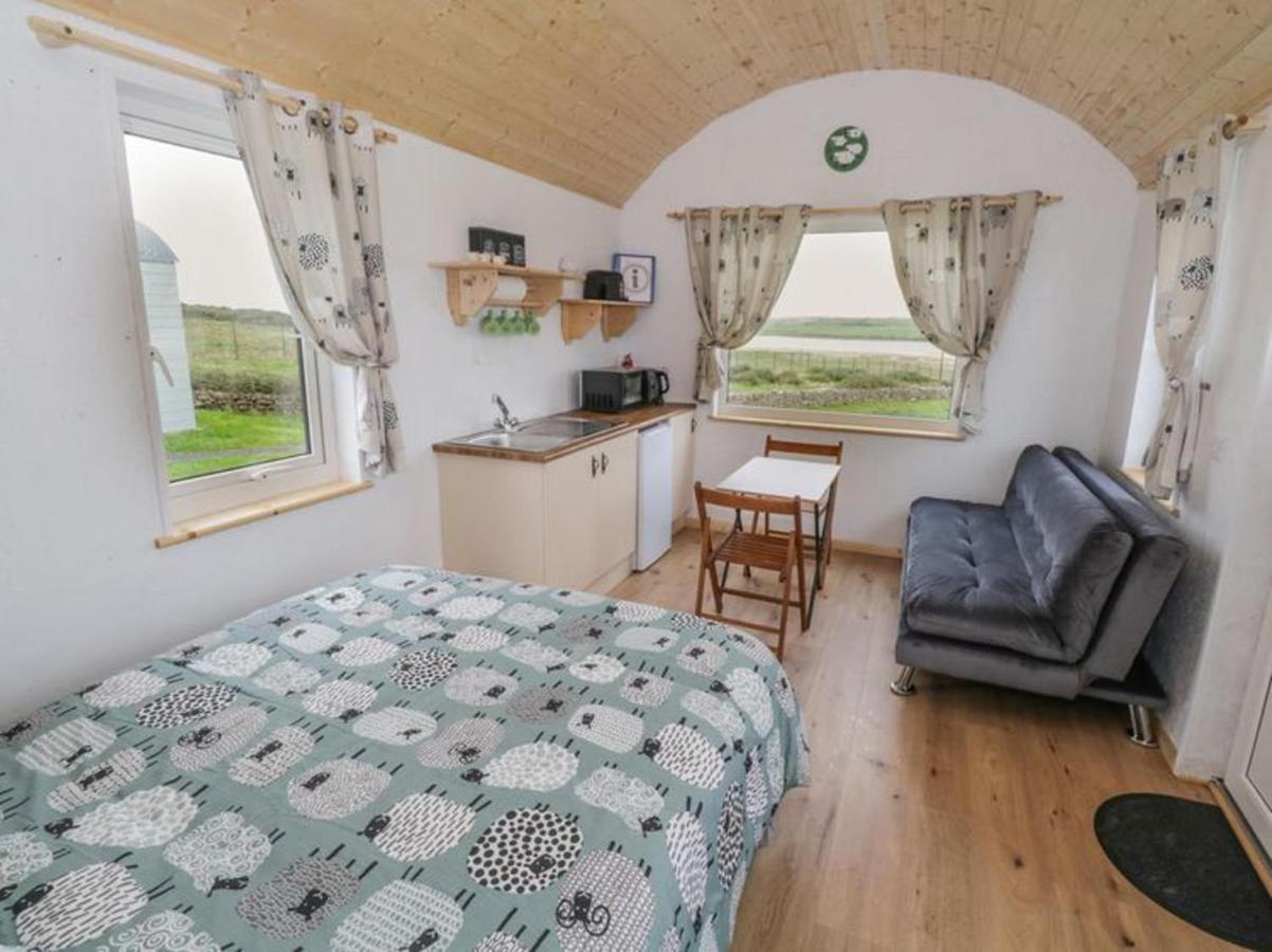 The Snuggly Sheep Shepherd Hut Farm Stay Баллишаннон Экстерьер фото